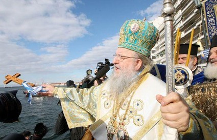 Митрополит Антимос хвърля кръста в Солун, снимка www.agelioforos.gr