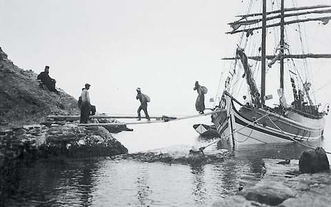 Фотография на Фред Боасона, изобразяваща пристанището на манастира Свети Павел, 1928 г., www.ethnos.gr
